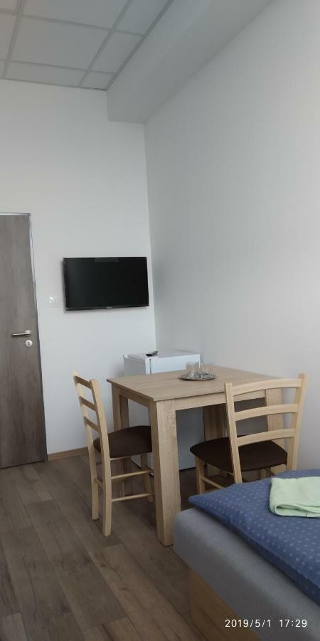 White Coral Club Vandrarhem Košice Exteriör bild